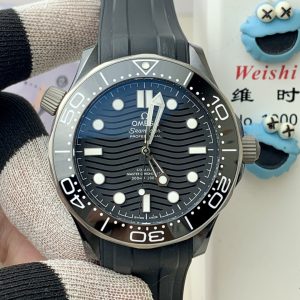 OR Factory is set to launch a new chapter in re-creating legendary timepieces. This cutting-edge Omega Seamaster 300M series watch is crafted from imported 316L stainless steel, featuring a bezel made of Korean high-density ceramic adorned with white enamel diving scales.The dial, also crafted from polished ceramic, features laser-engraved wave patterns. The 42mm case boasts a finely brushed finish. ⚠️ The steel bracelet undergoes meticulous hand-polishing, grain by grain. As the first on the market to achieve authenticity, it features chamfered edges on the back, enabling interchangeability with genuine bracelets. The fluoro-rubber strap offers a smooth, substantial feel, and the lugs are compatible with both steel and rubber straps.⚠️ The sapphire crystal is produced using the Verneuil process (also known as flame fusion). With a Mohs hardness rating of 9, it ensures exceptional clarity at all times. ⚠️ Powered by an exclusively developed and customized replica 8800 integrated movement, tested for months to ensure stable quality.      Forged through adversity, crafted with dedication—dedicated to watch enthusiasts.          OR